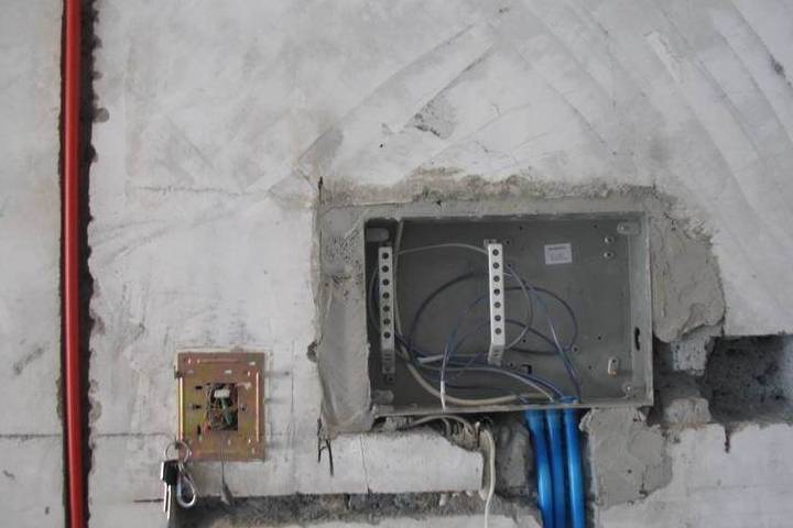 家里的弱电箱千万不要封到墙里虽然空无一物却有大用