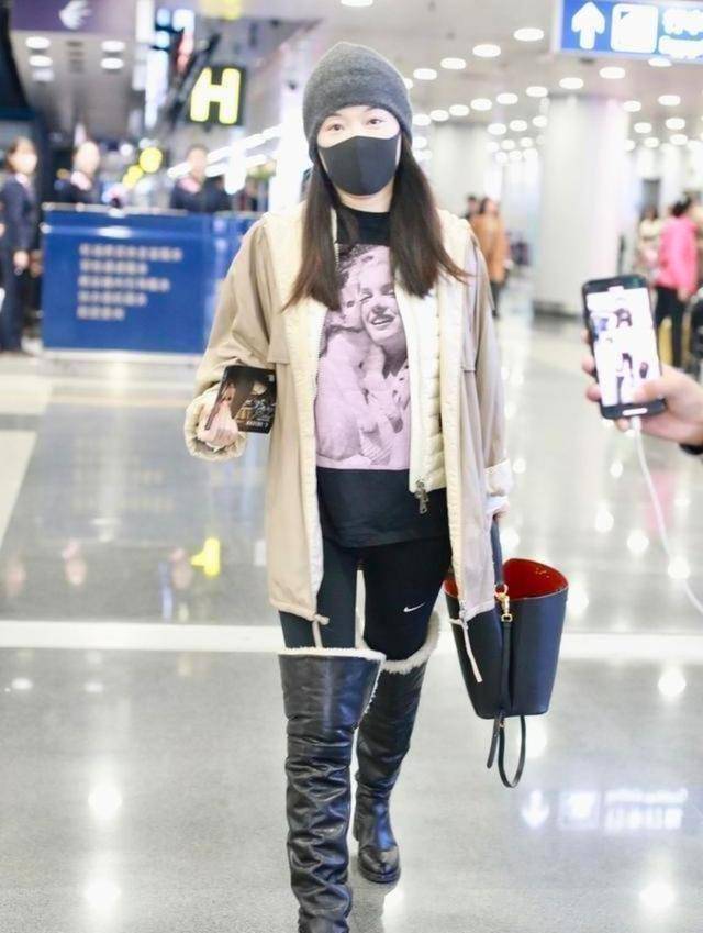 更夸张的是霍思燕竟然穿了一双长筒皮靴,这双靴子内里全都是羊毛,看着