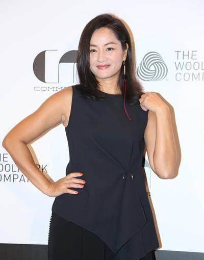 原创46岁瞿颖出席活动,网友:岁月是把杀猪刀,当年的刘雯变贾玲了_照片