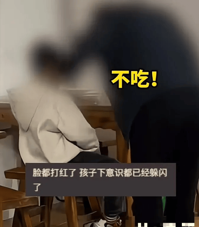 浙江宁波一饭店里男孩遭外公暴力扇耳光老板这种情况经常发生
