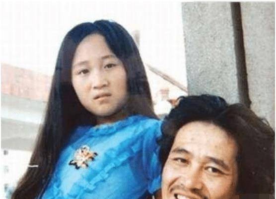 有种尴尬叫赵本山两个女儿, 同基因不同命, 活成两个世界的人!_球球_