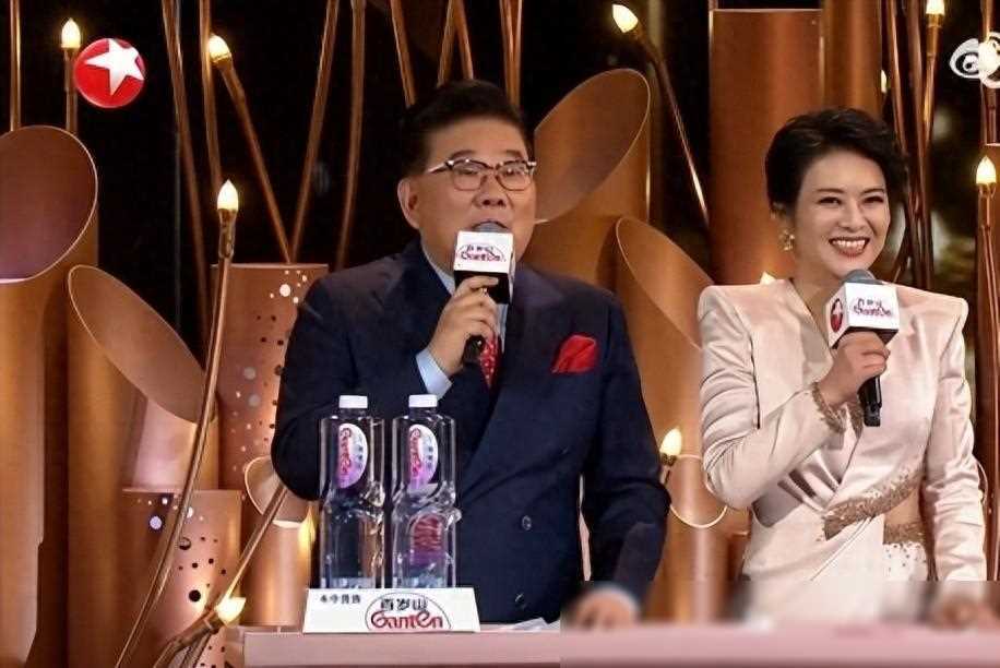 陈辰稳坐c位首秀母婴主持2024剧品盛典激荡华丽登场