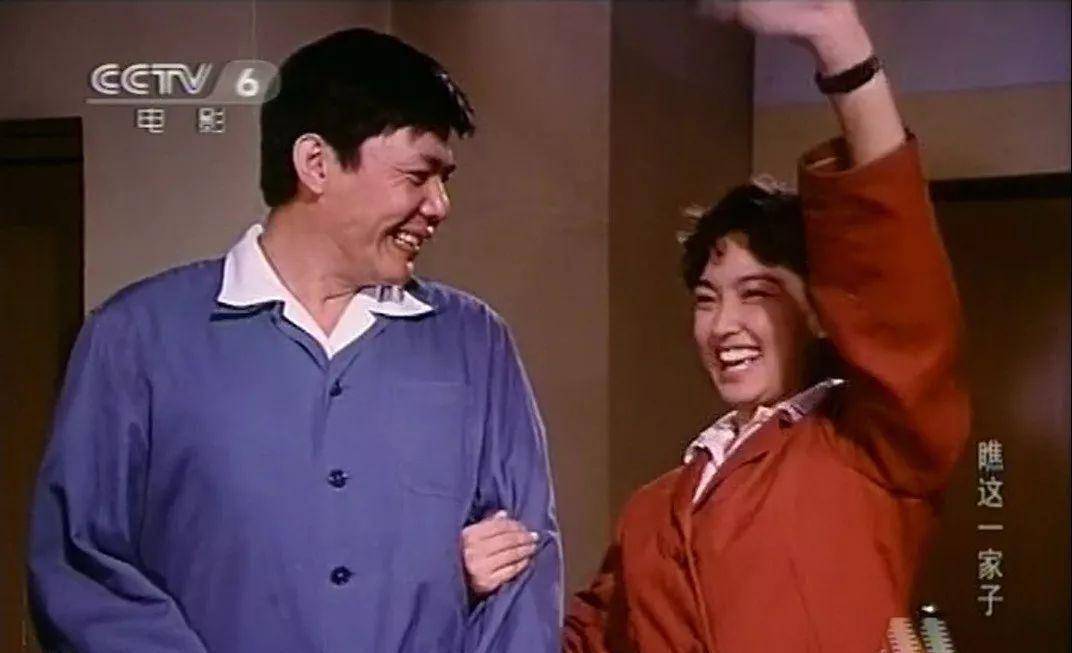 全家人又一起去相馆照了一张全家福,而为他们照相的摄影师竟然是当时