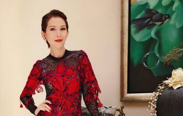 原创46岁蔡少芬出席活动发型老气裙子庸俗网友造型师下线了