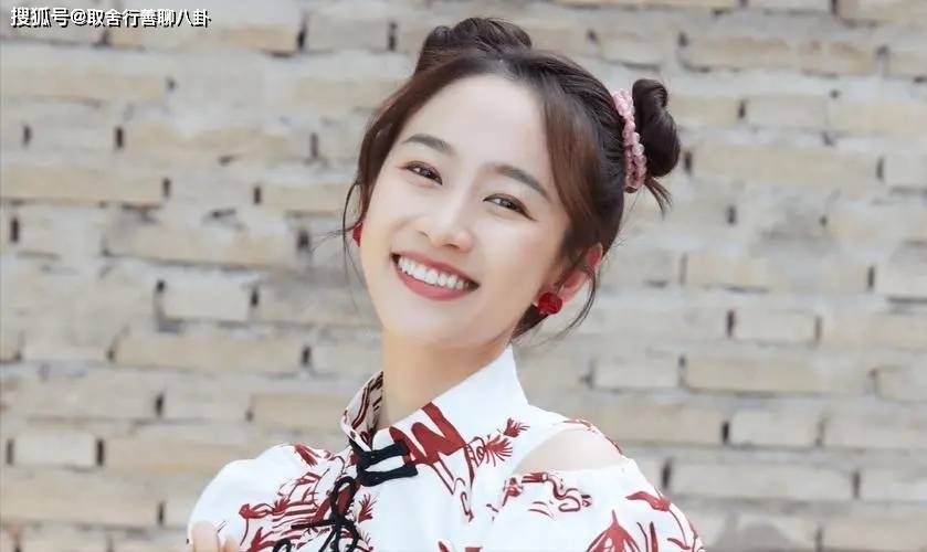 原创32岁刘美含晒比基尼美照露甜美笑容少女感十足网友泳装女神