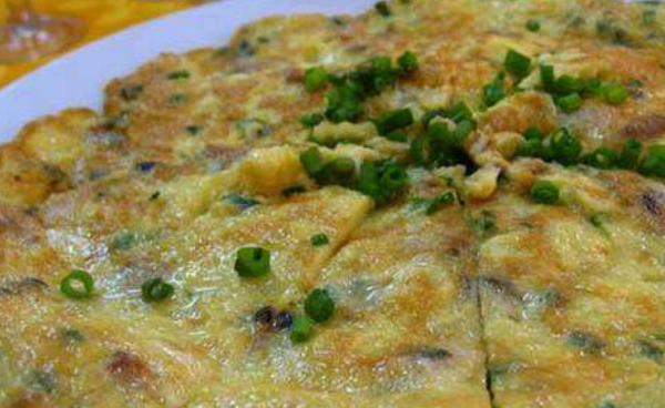 首先准备好食材:生蚝肉300克,土鸡蛋4,辅料需要香葱1根,食盐,胡椒粉