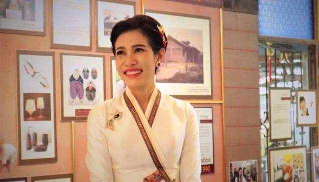 穿高跟鞋小跑为王后送蛋糕,泰王目光没离开_妮娜_泰服_时尚