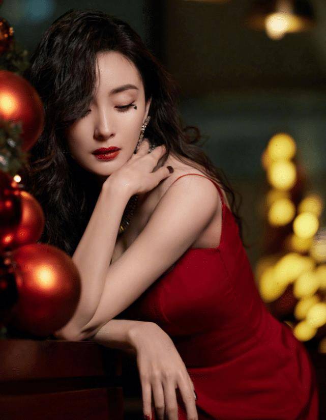 原创杨幂越来越野吊带裙仅靠两根细带支撑s身材公开谁不可以