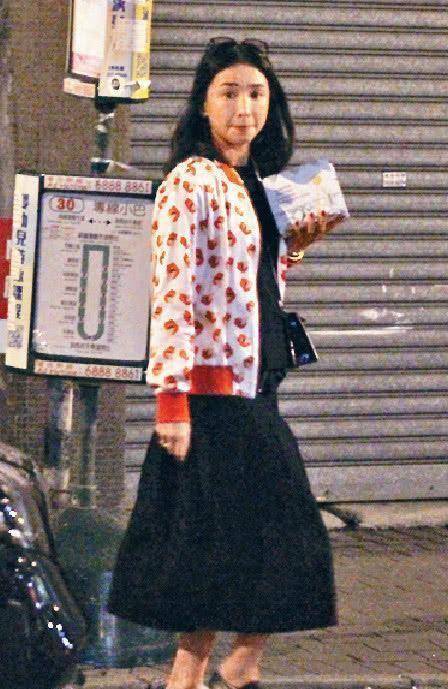 原创原创51岁冻龄港姐吴婉芳去超市买饮料可爱装扮配上冻龄外貌很显