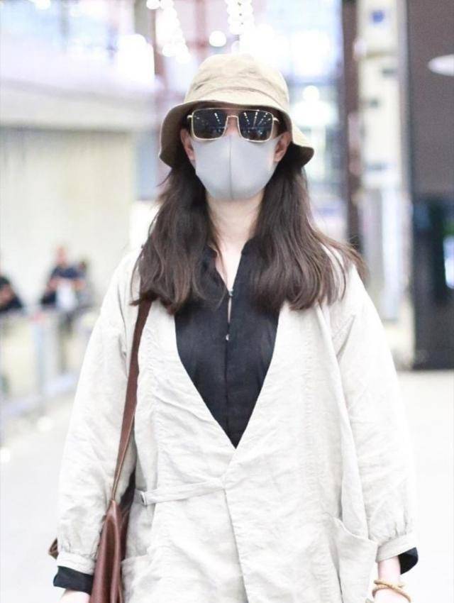 原创31岁倪妮素颜披"麻袋"走机场,穿搭实用不博眼球,女星里太罕见