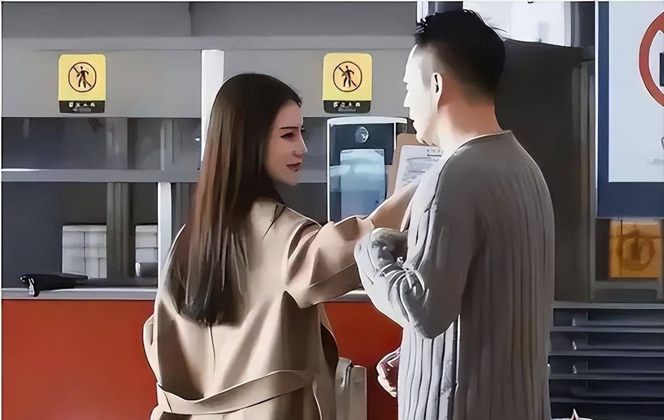 汪小菲未婚妻疑怀孕两人现身买奶爸车女方衣着宽松孕味十足