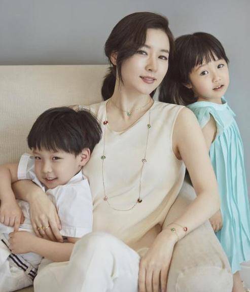 原创原创39岁金泰熙怀二胎容颜不变48岁辣妈李英爱似冻龄怎么做到的