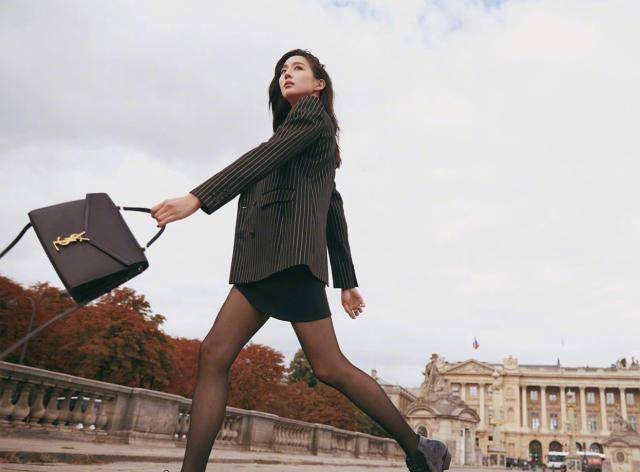 原创原创37岁的张钧甯秋装新造型灰色风衣条纹西装演绎法式风情