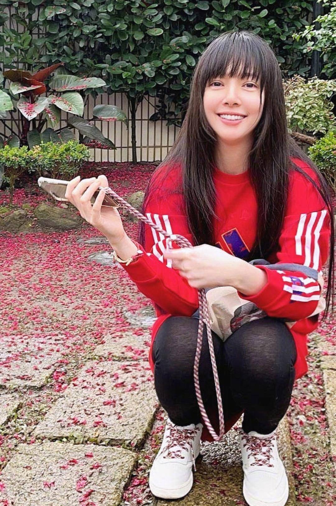 原创向佐晒两代一家三口同框照向华强带孙女一脸慈爱8个月女儿喝奶太