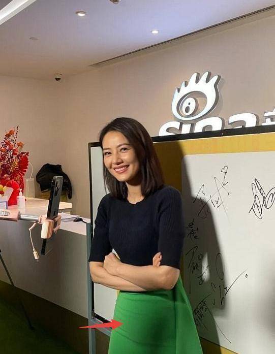 原创43岁高圆圆出席活动与王真儿同框比美相差9岁看不出年龄差