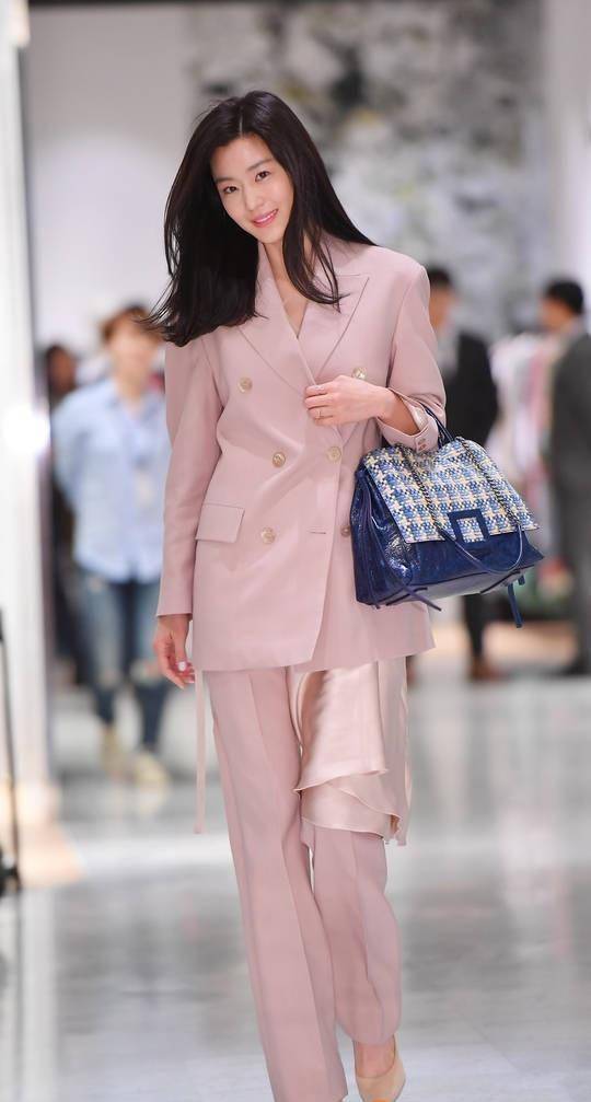 全智贤亮相活动,一身皮粉色套装气质减龄,涂芭比粉更惊艳_显得_黑色
