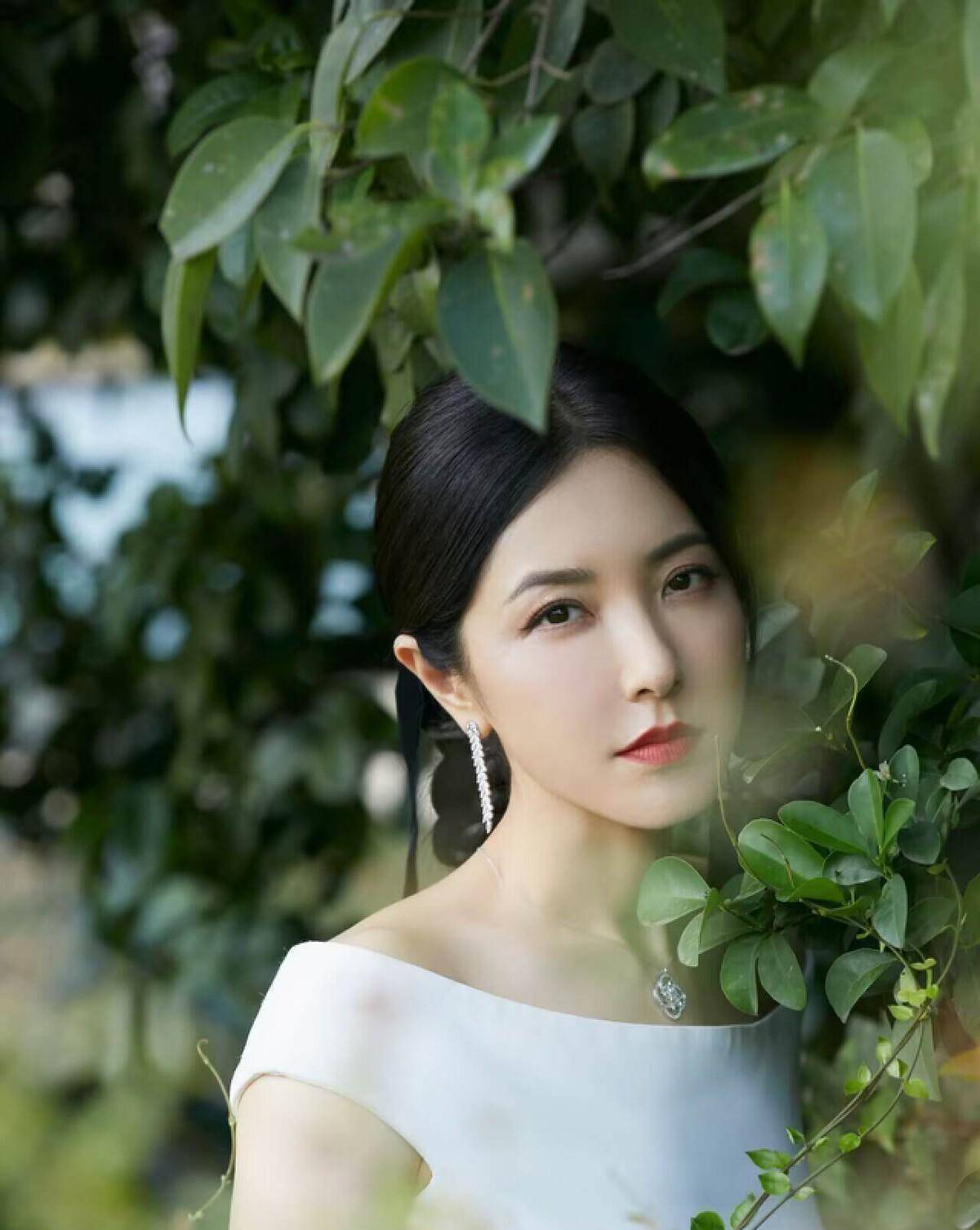 原创原创46岁的曾黎在京剧方面有着惊人的歌喉她曾是中戏学妹情史坎坷