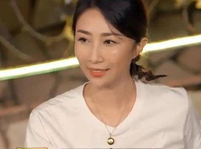 原创原创36岁王骏迪带女儿看画展4岁女儿扎三小辫太可爱未见孙红雷