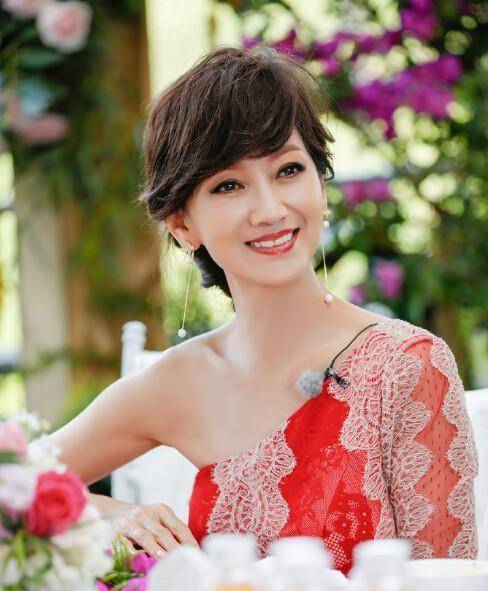 原创51岁的周海媚看上去只有30出头细出那些不老女神