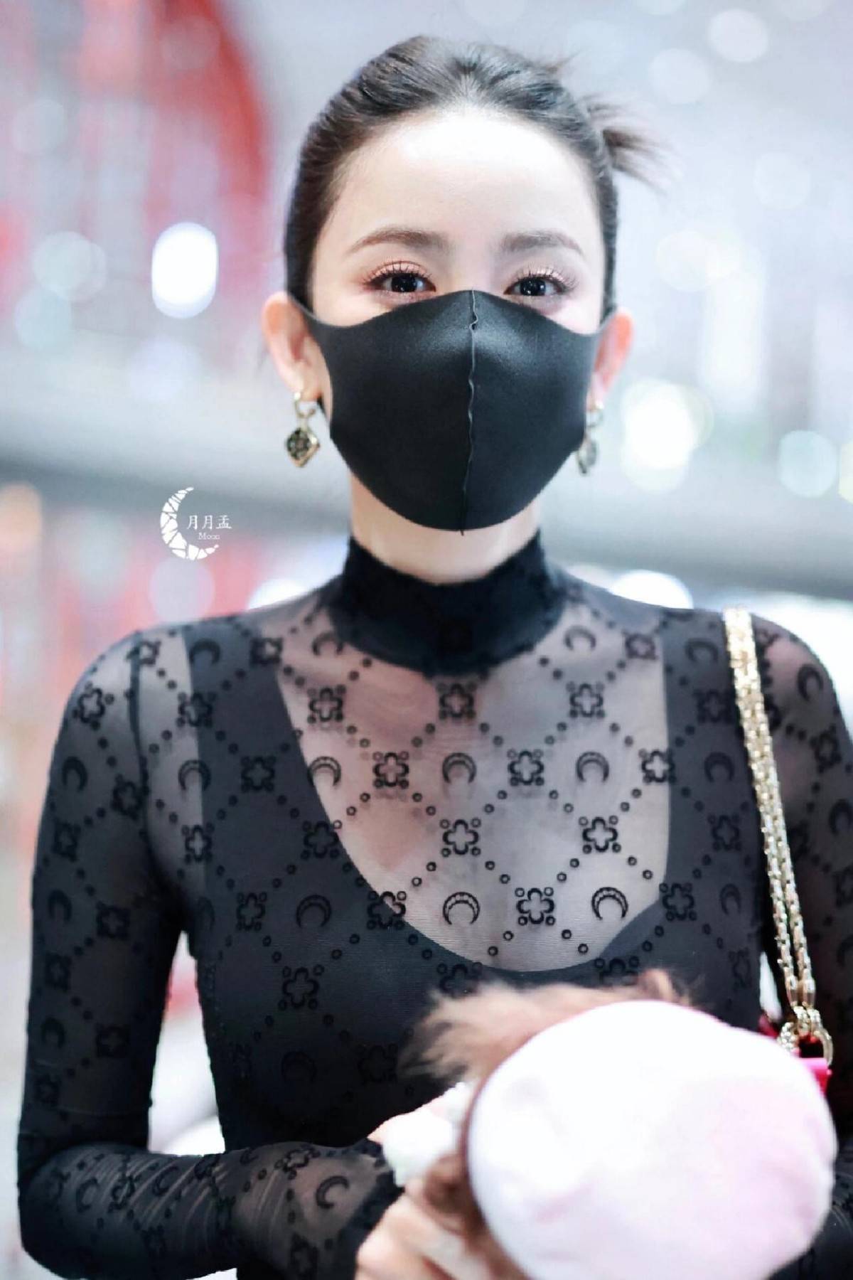 古力娜扎带火了一种新穿法半透打底衫小黑裤31岁美出新高度