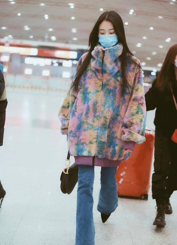 原创张碧晨究竟经历了啥瘦到撑不起扎染外套可少女感依然还在