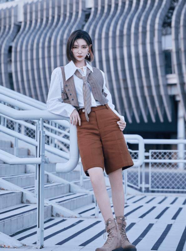 原创许佳琪机场私服流出毛绒连帽外套配格纹长裤俏皮减龄时尚感满