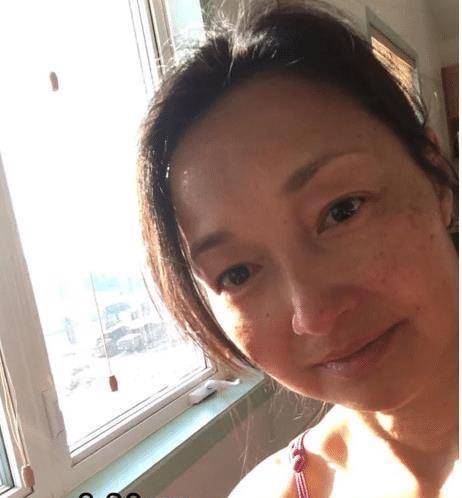 原创50岁"最美郭襄"罕见露面,皮肤蜡黄满脸雀斑,混血儿子却帅出天际!