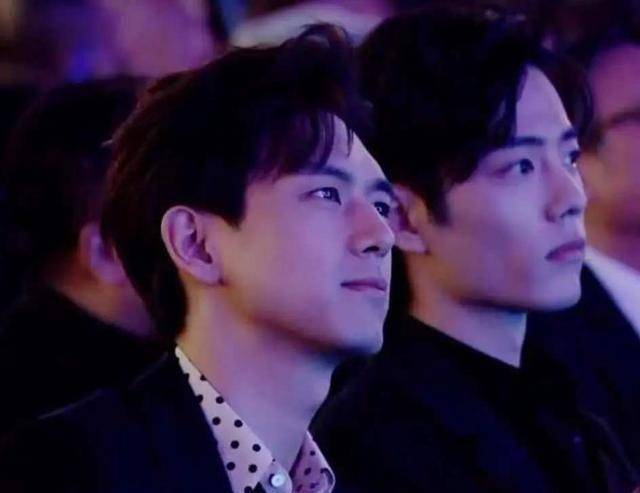 原创185cm的李现和183cm的肖战都穿粉色西装裤谁才是真的腿精