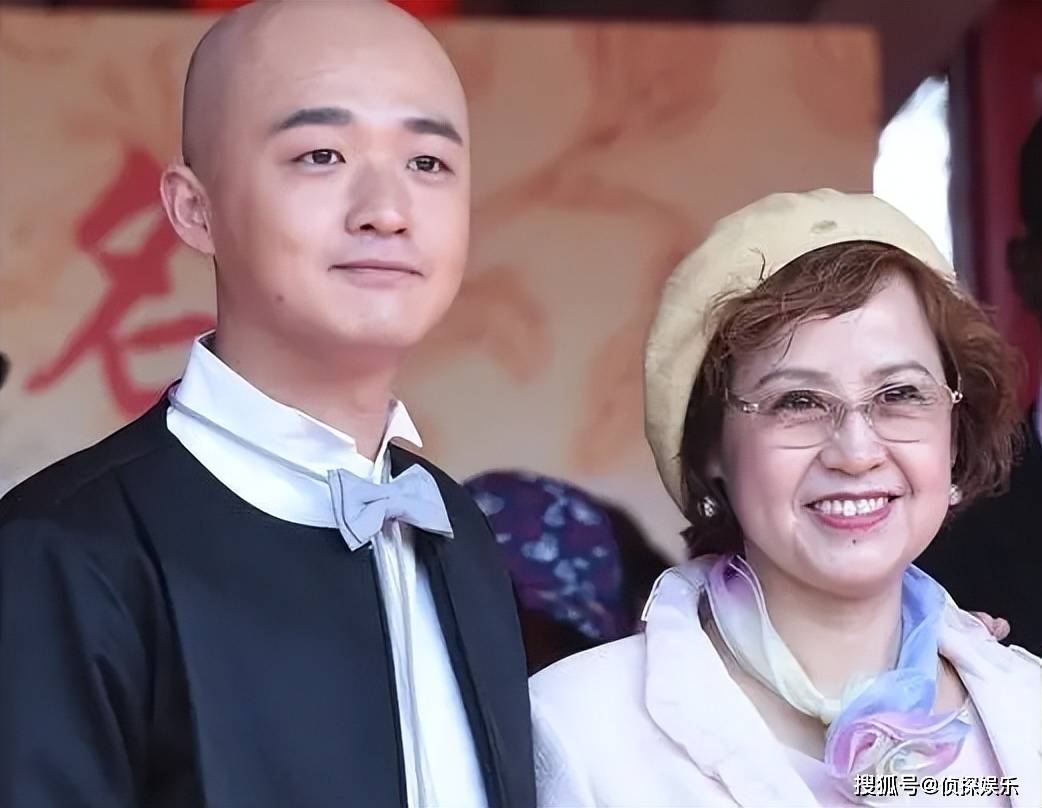 包贝尔夫妇为女儿庆生,9岁饺子长成可爱小美女,和奶奶越来越像_包文婧