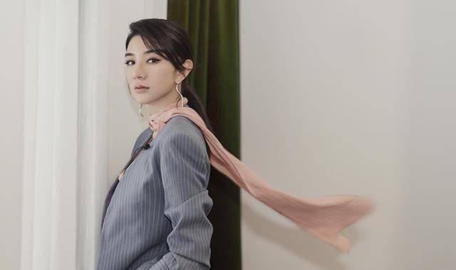 黄奕走机场真洋气,穿镂空毛衣配黑色皮裤,苗条身段太出挑_年龄_风格