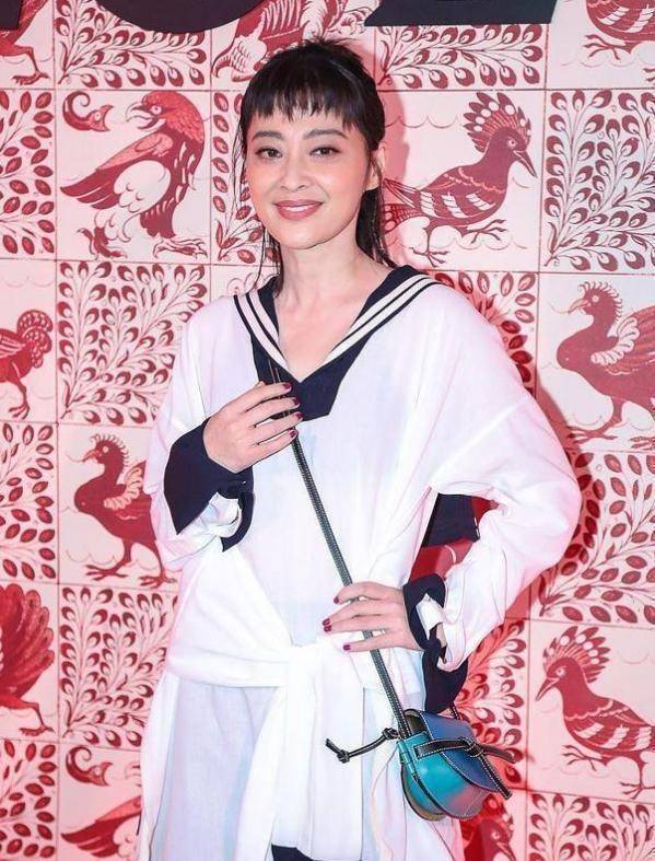 原创46岁梅婷穿简约装狗啃刘海太抢镜了不过依旧穿出减龄感