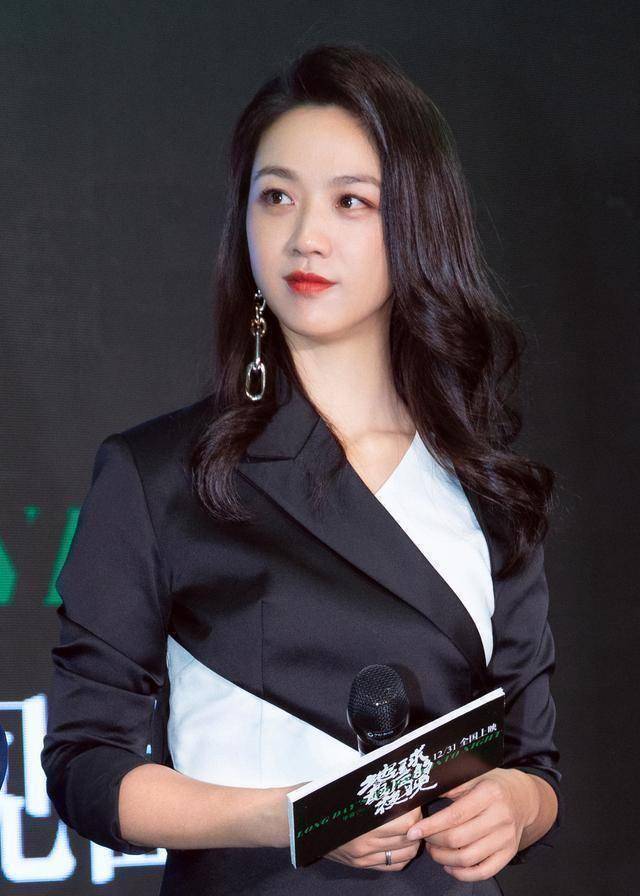 汤唯低调现身机场,牛仔外套配运动裤好朴素,素颜难掩好气质_生活_时候