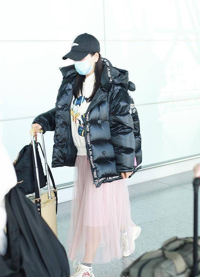 大多数女生如果上半身是这样的一件羽绒服,下半身都会选择裤装,或者是