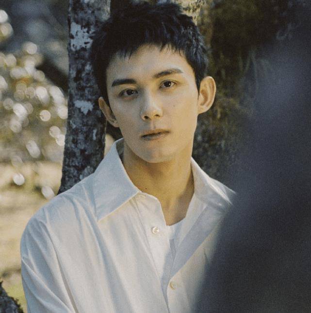 原创不刮胡子的吴磊man爆了小鲜肉变霸道总裁说不心动是假的