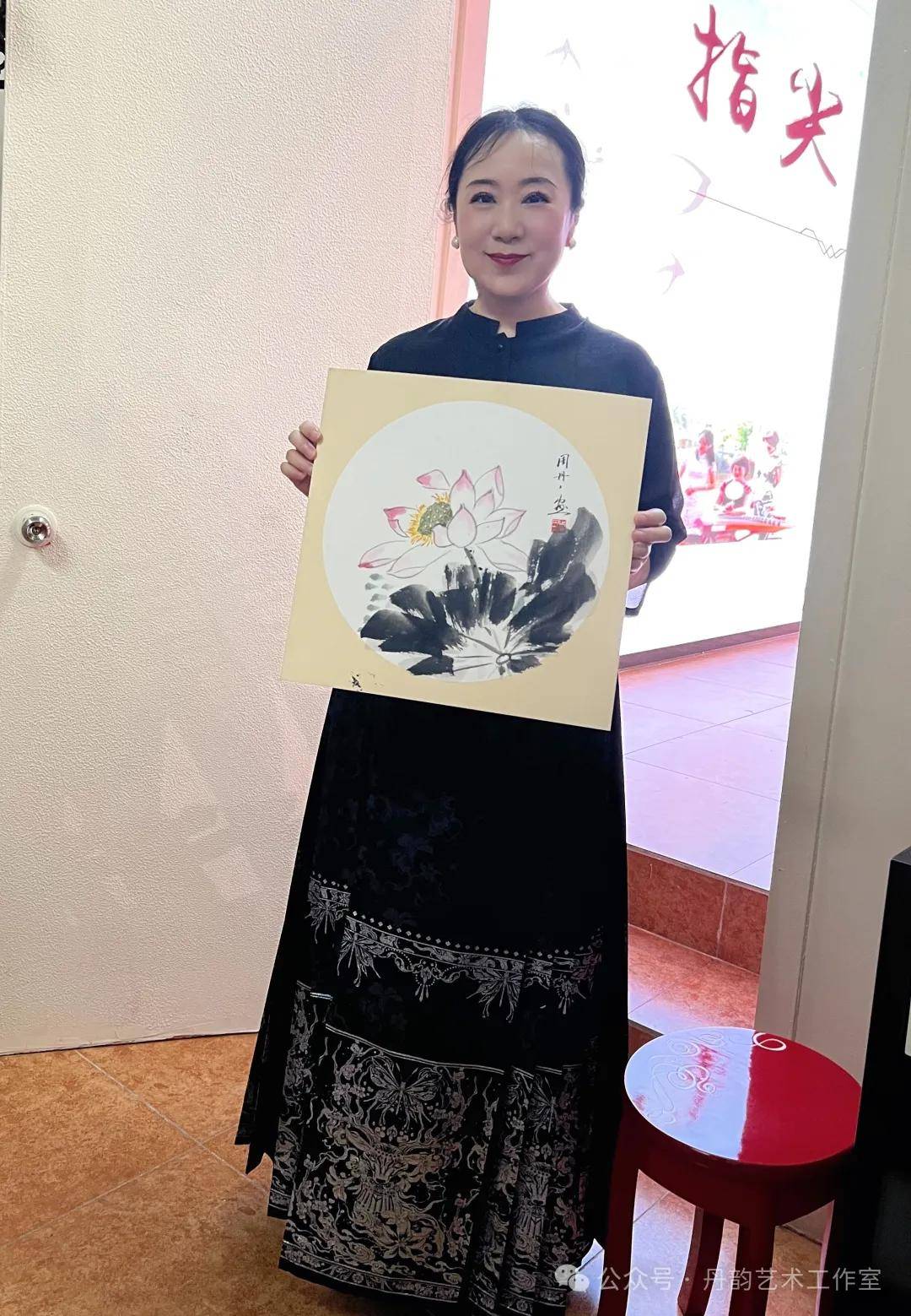 周老师与画家陈怀生老师为丹韵演奏员们颁发荣誉证书周老师与书法老师