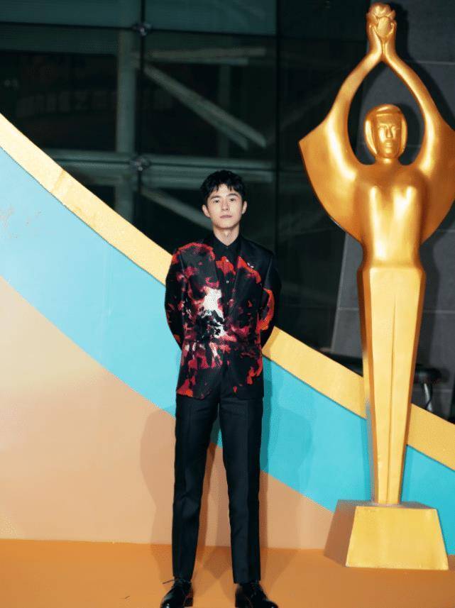 原创刘昊然拍摄时尚大片白衬衣简约清新小猪挎包超抢镜