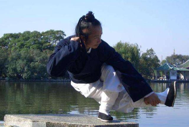 原创武学大师陈师行再现轻功纵身跃上高4米围墙令人惊叹不已