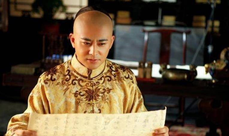 自古英雄出少年,清朝的康熙也是这样一位少年,他在8岁登基,但是年幼的