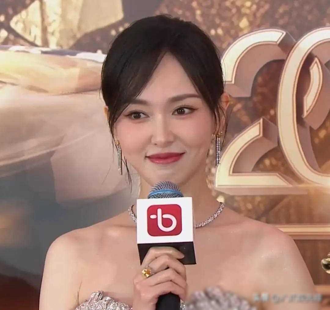 原创盛典红毯关晓彤发福钟楚曦龚俊比心李沁唐嫣亮相状态佳