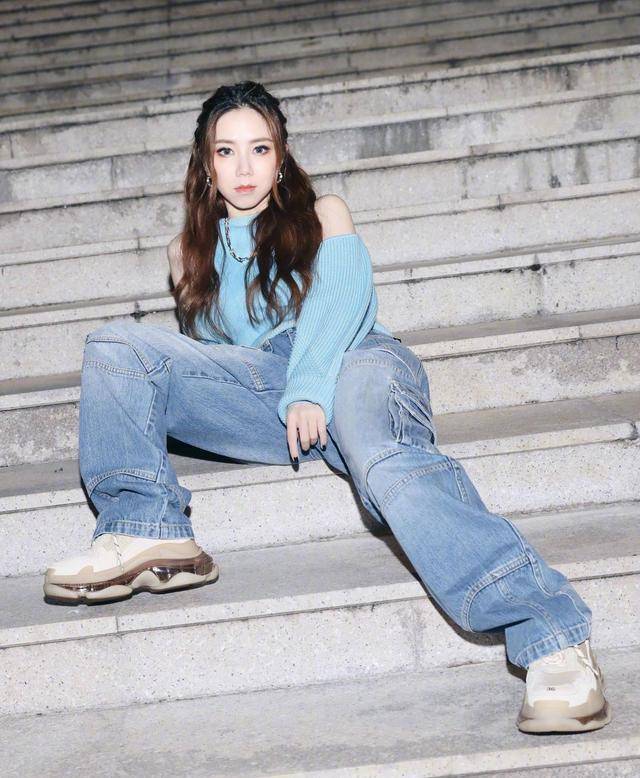 原创邓紫棋放弃皮裤后成功变美看到全身照这身高真有157cm