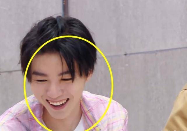 原创王俊凯出镜前忘打粉底脖子上痕迹全程抢镜导演不敢拉近景