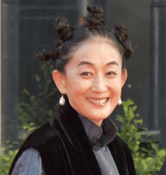 原创55岁的陈瑾模特是雷人旗袍上衣和喇叭裤