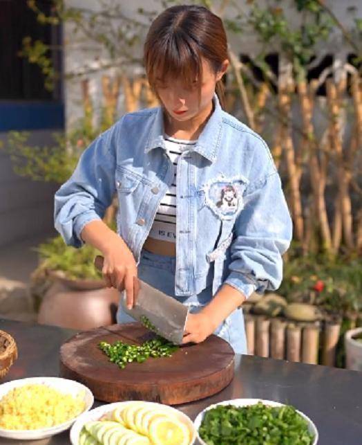 原创918w粉的jk厨娘严素翻车网友一餐吃我一个月的生活费