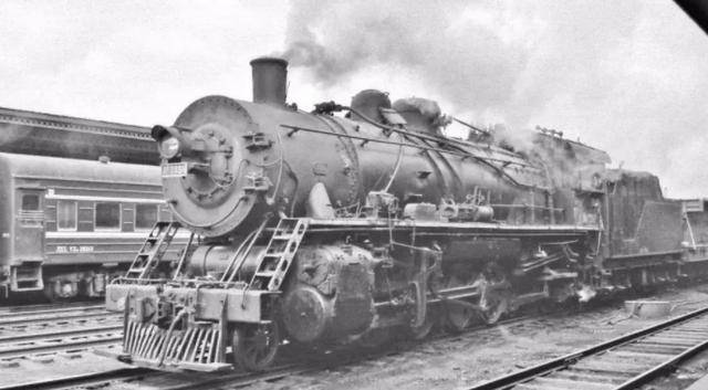 司机观察着前方的路况和信号,驾驶着蒸汽机车