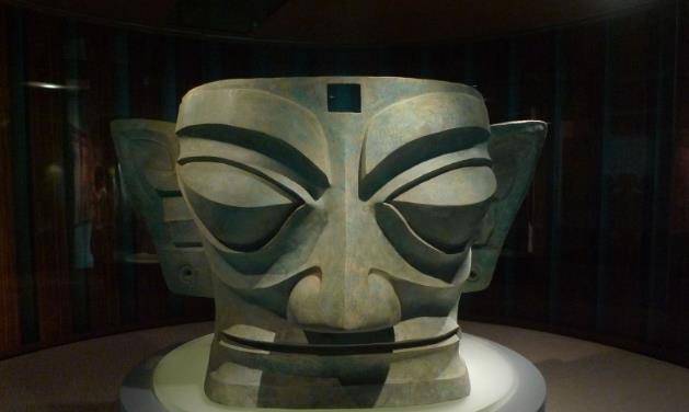 象征权力的黄金杖,黄金面具,青铜人像,在三星堆里出土的青铜人像,其