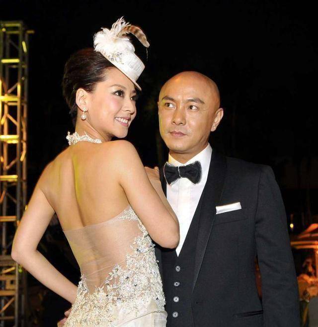 现年54岁的张卫健早在2005年就和女友张茜在南京秘密注册结婚,如今已