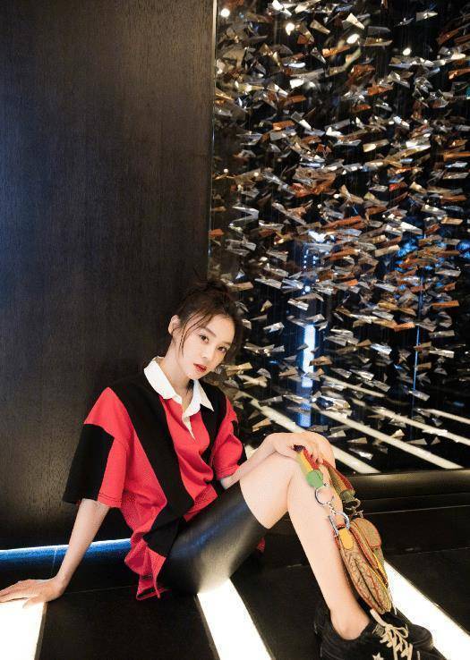 袁姗姗借着门拍摄拍出大片质感单边开衩露出腿性感至极