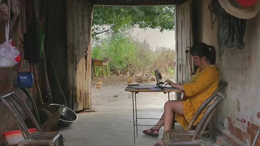 时光里的坚韧与伟大:余秀华诗歌赏析《木桶》_生活_女人_主人公