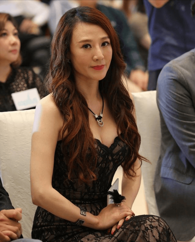 香港女演员康华她是情妇专业户长相一流可惜生错了年代