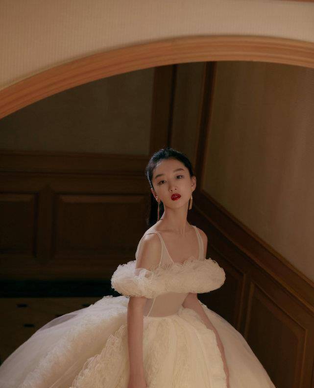 倪妮靠氛围感拔得头筹,我却被刘浩存的灵动惊艳_周冬雨_章子怡_气质